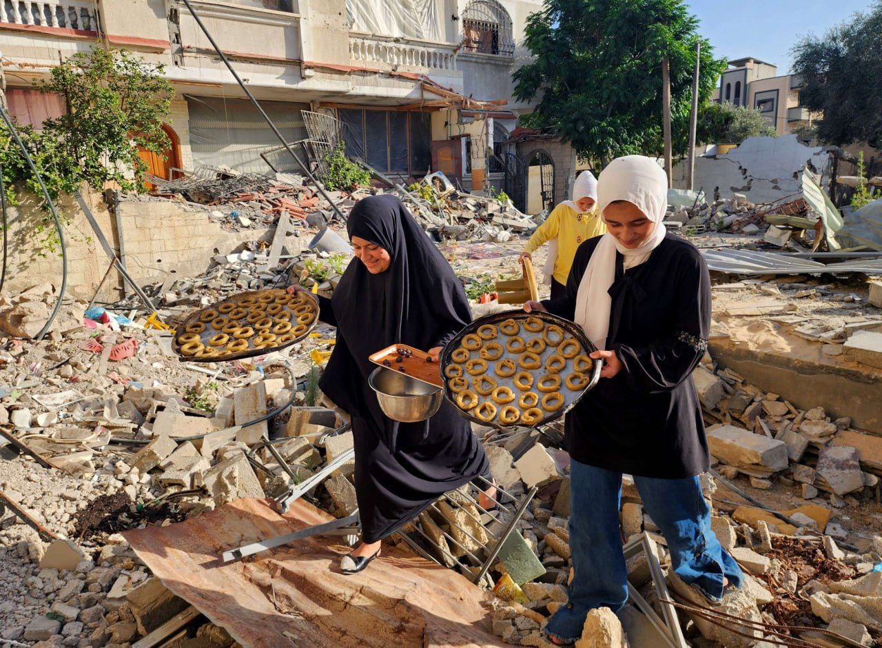 فلسطينيات يصنعن كعك العيد على أنقاض منازلهن المدمرة في خانيونس